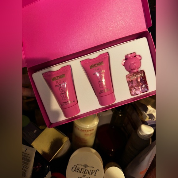 Moschino Toy 2 Pink Gift Set - Picture 1 of 3